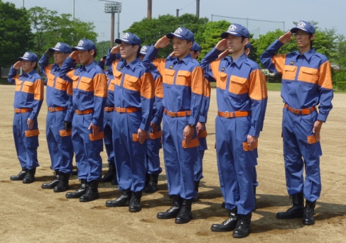 機能別消防団員の敬礼の様子