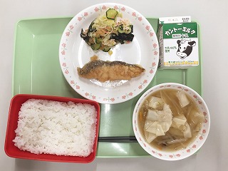 ワンタンスープ　給食の写真