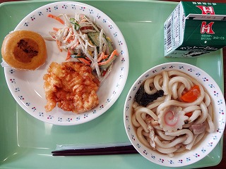 煮込みうどん　給食の写真