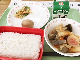 野菜のおかかマヨ和え　給食の写真