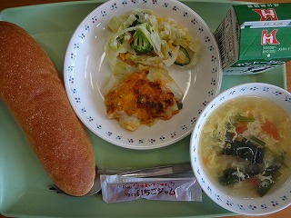 トマトと卵のスープ　給食の写真