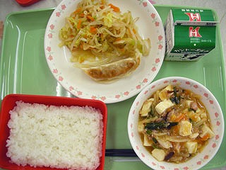 野菜マーボー豆腐　給食の様子