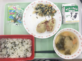かまぼこの抹茶天ぷら　給食の写真