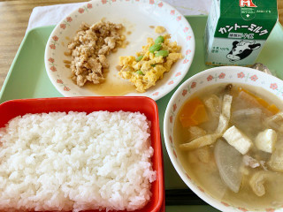 二色そぼろ　給食の写真