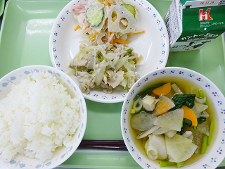 れんこんサラダ　給食の写真