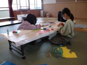 牛久小掲示物を作る子供たちの様子