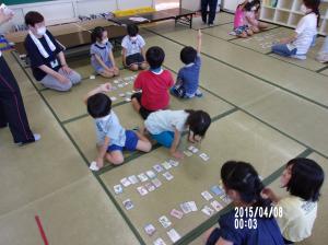 かるたで遊ぶ子供たちの様子