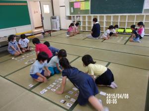 かるたで遊ぶ子供たちの様子