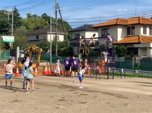 高校生と遊ぶ様子