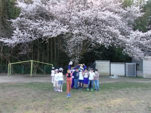 桜の木の下で集まって遊ぶ様子