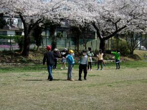 桜の木の下で遊ぶ様子