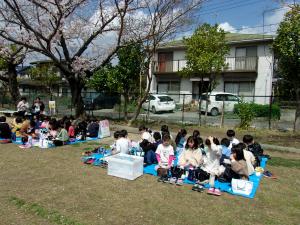 みんなで楽しくお弁当を食べる様子