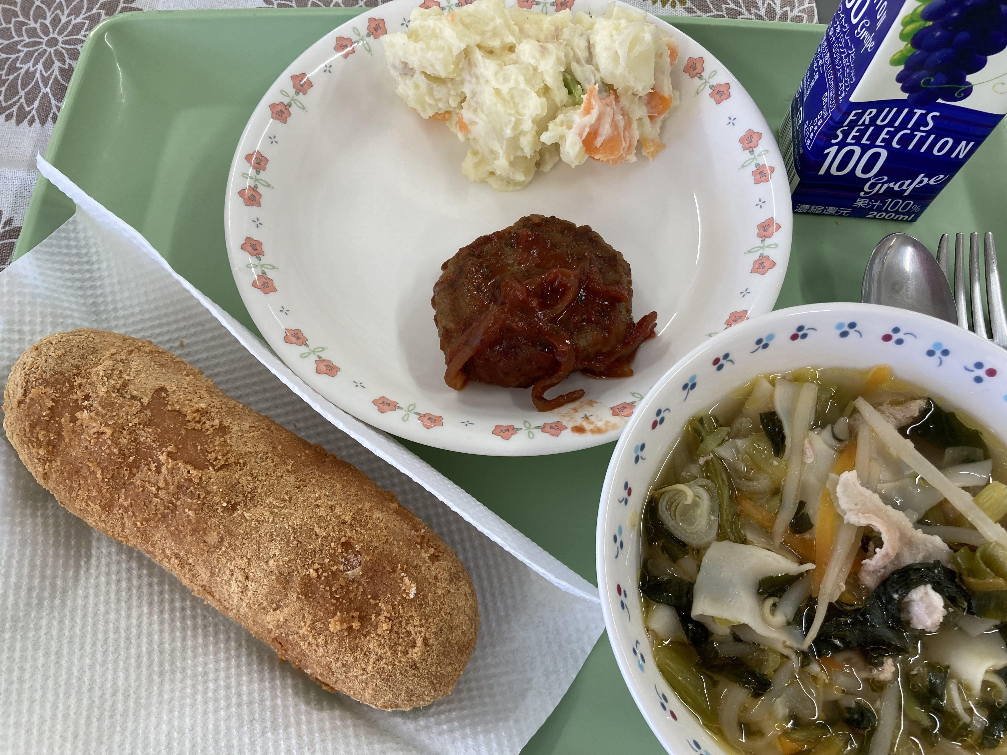 学校給食(ハンバーグトマトソース)