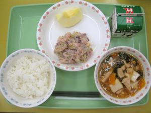 学校給食（紫さつまいもサラダ）