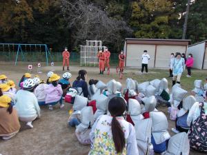 避難訓練　消防士さんの話を聞く様子