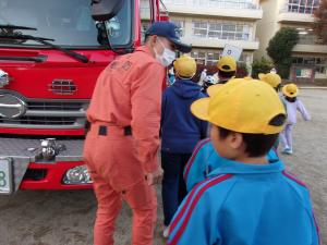 避難訓練1　消防車を見学している様子