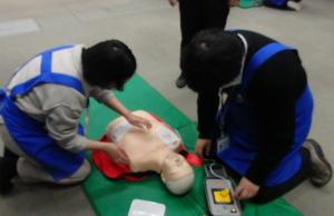 AEDを使用した訓練の様子