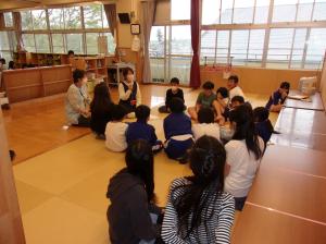 話を聞いている様子
