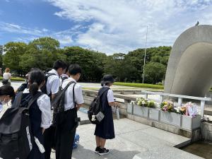 原爆死没者慰霊碑前にて