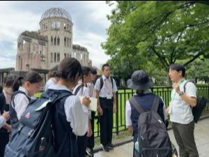ガイドによる平和記念公園案内(2)
