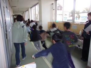 不審者対応の避難訓練3