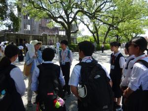 平和記念公園　ガイドさんによる説明