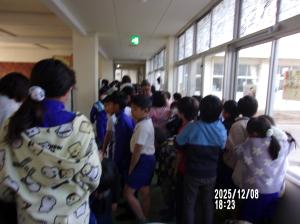 避難訓練不審者4