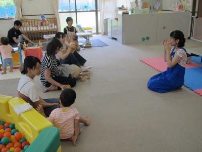 親子のふれあい遊びの様子