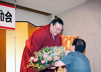 稀勢の里総会2013・花束贈呈