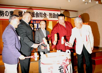 稀勢の里総会2013・鏡割り