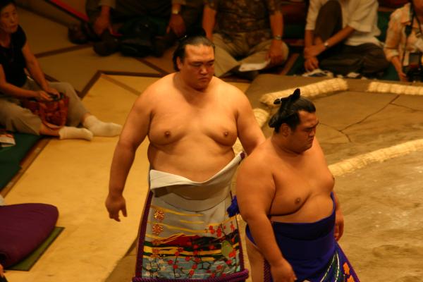 後援会で贈呈した化粧まわしを締めて土俵入りする稀勢の里