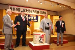 鏡開きを行う稀勢の里関